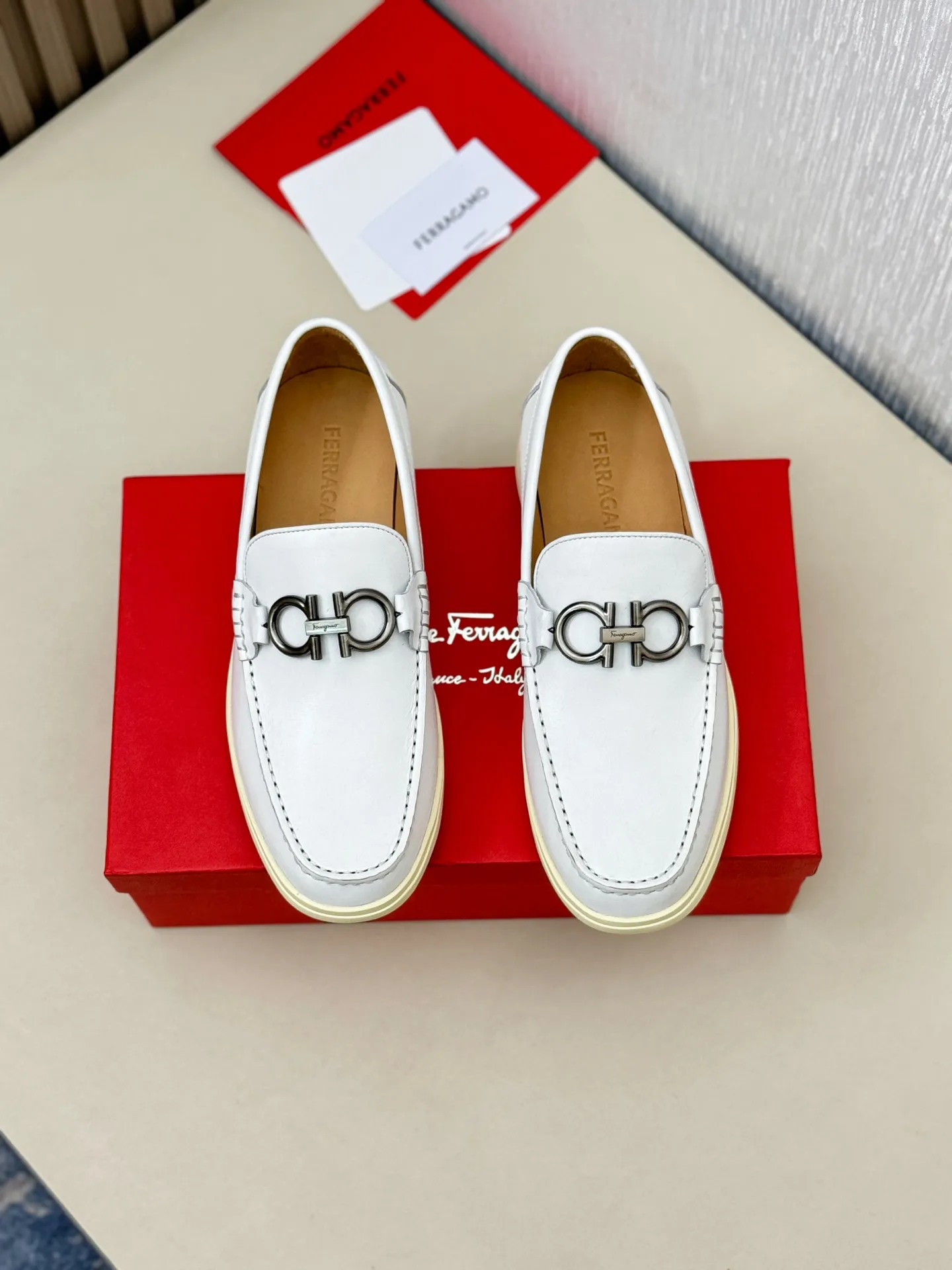 [Ferragamo] P: 580💰 Number of yards: 38~44 (45 orders are non-returnable) Ferragam's new men's driving shoes, the fabric is made of imported cowhide, with visible texture, heavy industrial stitching, dyed calfskin inside, standard logo cowhide feet, big-name experience, soft and comfortable on the feet, a men's favorite, special non-slip and wear-resistant rubber soles, easy to handle various occasions, with original box packaging!